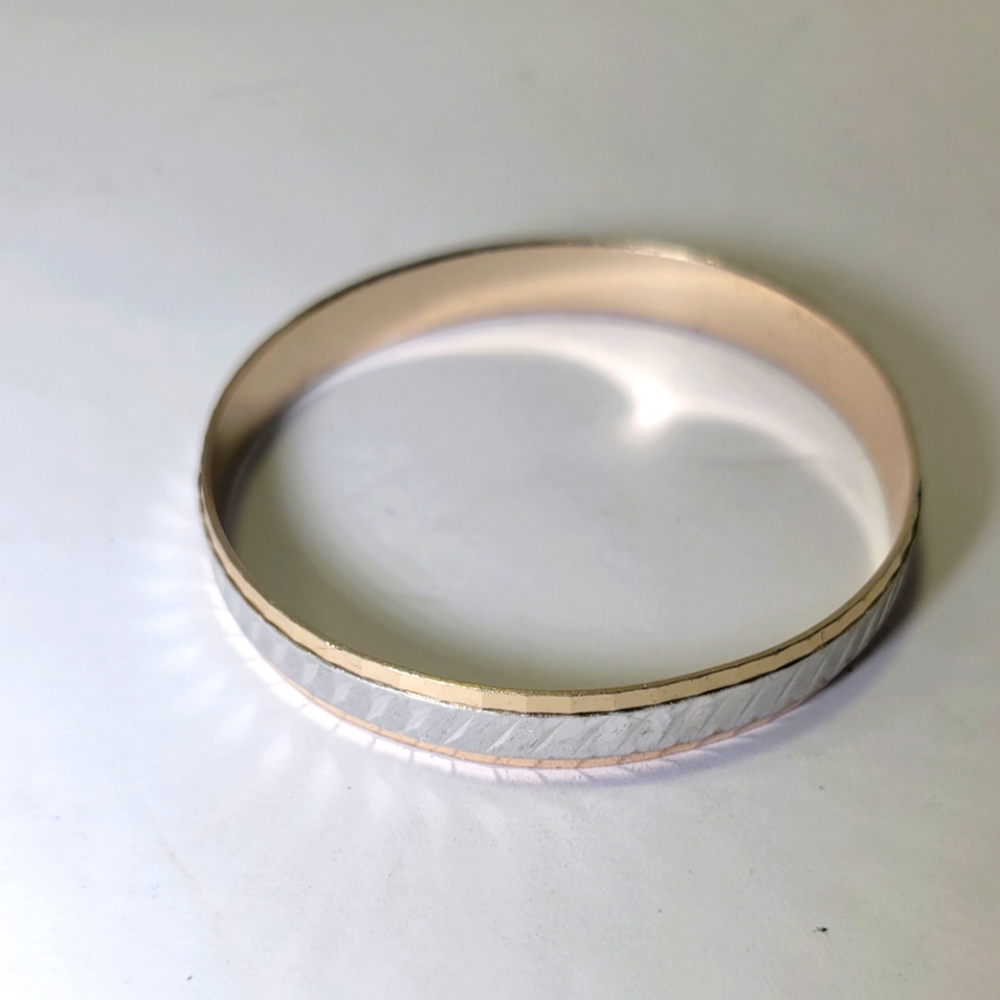 Vintage 80's Bangle Bracelet. In good condition.